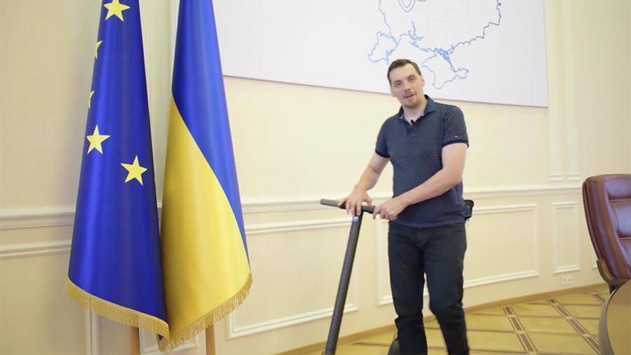 Премьер Украины на самокате поздравил школьников с началом учебного года