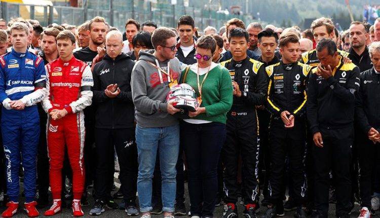 Гран-при Бельгии начался с минуты молчания в память о погибшем Юбере