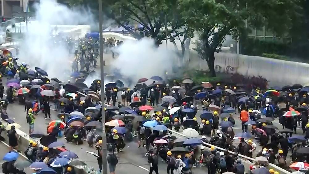 Протестующих в Гонконге начали метить синей водой
