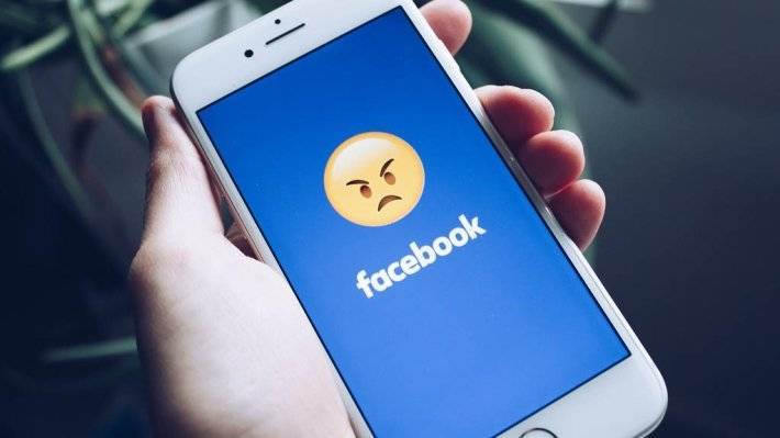 Сенатор призвал запретить Facebook за вмешательство во внутренние дела РФ