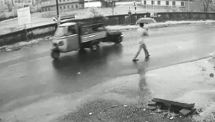 Индийский мотоциклист влетел в кузов грузовичка и остался невредим. Видео