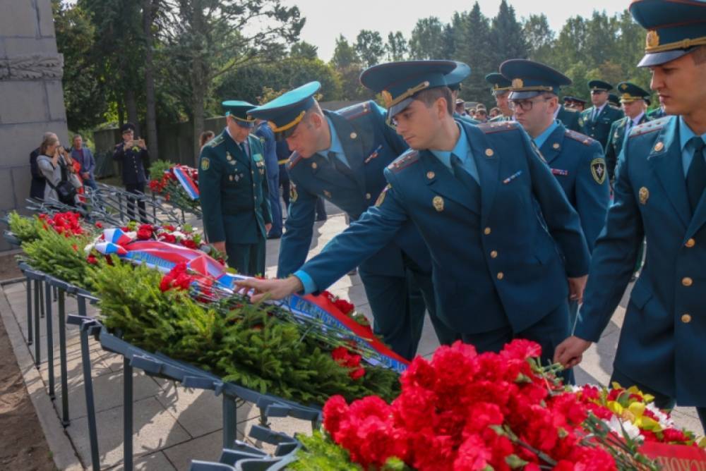 Сотрудники МЧС возложили цветы на Пискаревском кладбище в память жертв блокады Ленинграда
