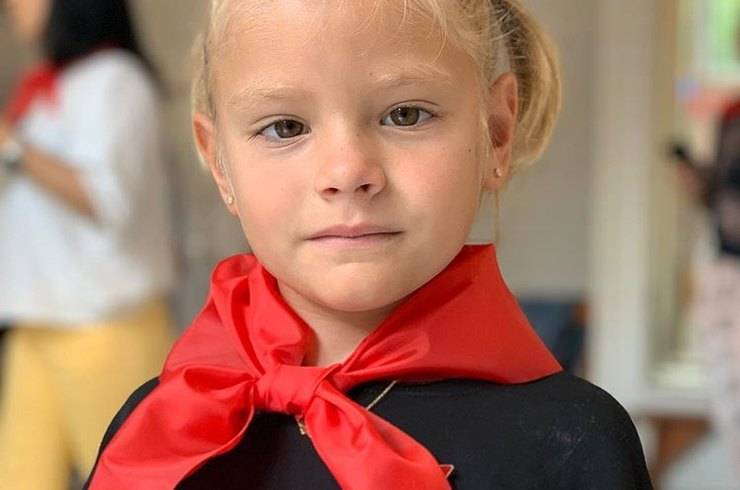 Пятилетняя дочь Тимати повязала пионерский галстук на «чудесном празднике»
