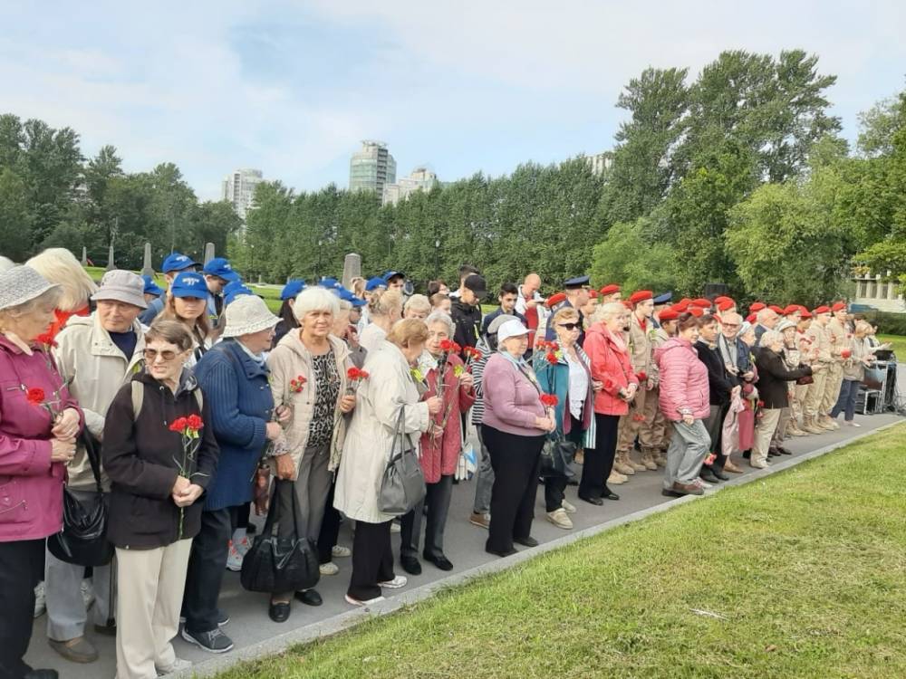 На Смоленском кладбище возложили цветы и венки на братские могилы погибших в блокаду