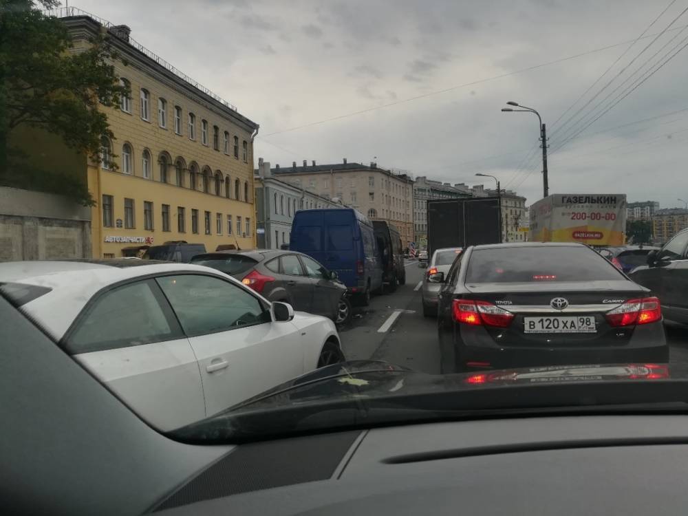 На Обводном канале в Петербурге столкнулись сразу четыре автомобиля
