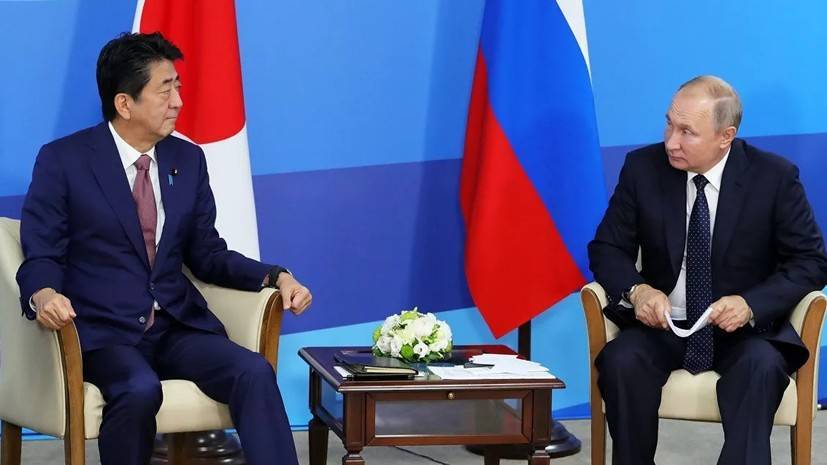 Абэ заявил Путину о намерении продолжать работу над мирным договором