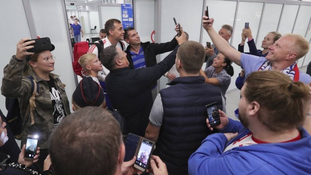 Футболистов сборной России встретили в Храброво кадрами знаменательной игры с испанцами