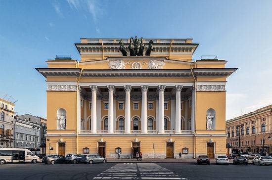 Первый профессиональный театр в Санкт — Петербурге