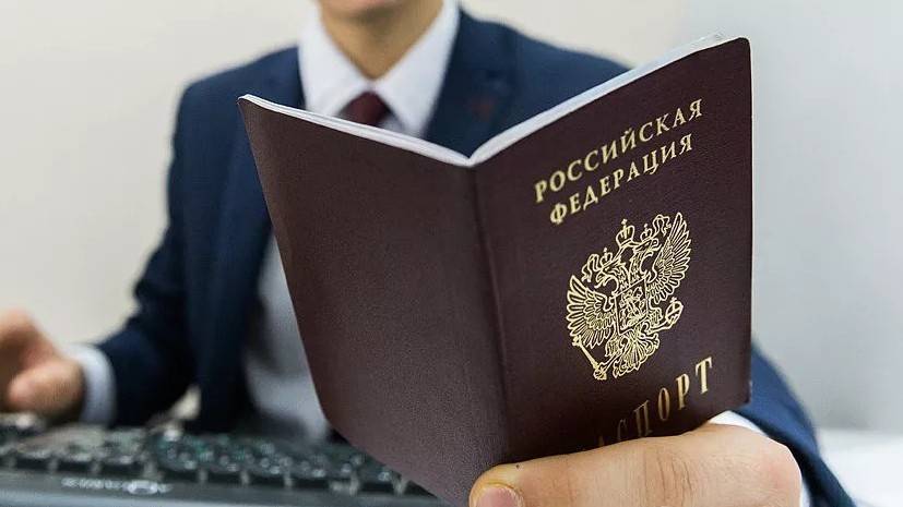 В МВД прошло торжественное вручение паспортов гражданина России, приуроченное к 300-летию миграционной службы