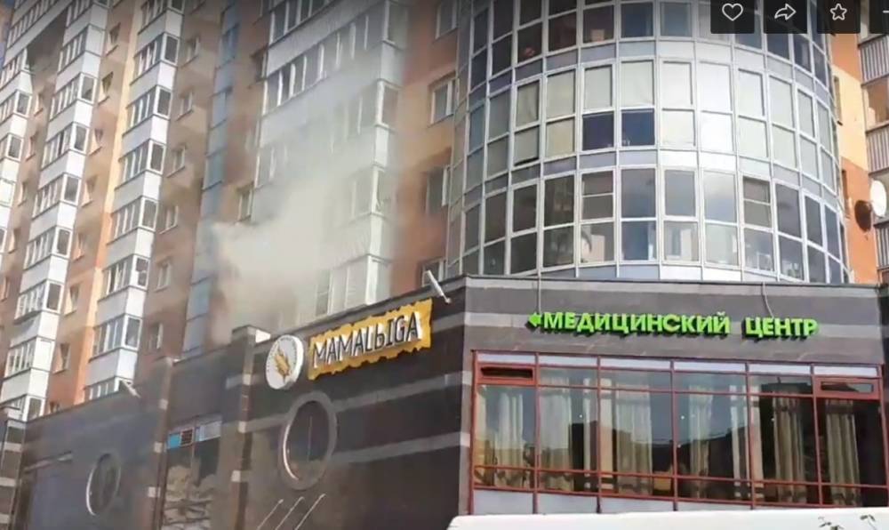 Дымящийся балкон в петербургской квартире на Ленинском проспекте попал на видео
