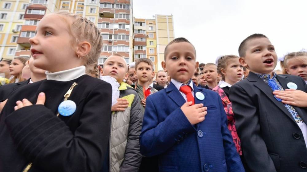 Около 100 тысяч школьников России выбрали учиться дистанционно