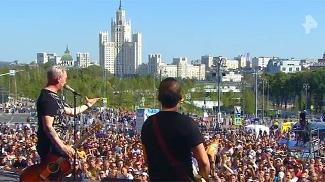 Фестиваль "Наши в городе" поздравил Москву с днем рождения