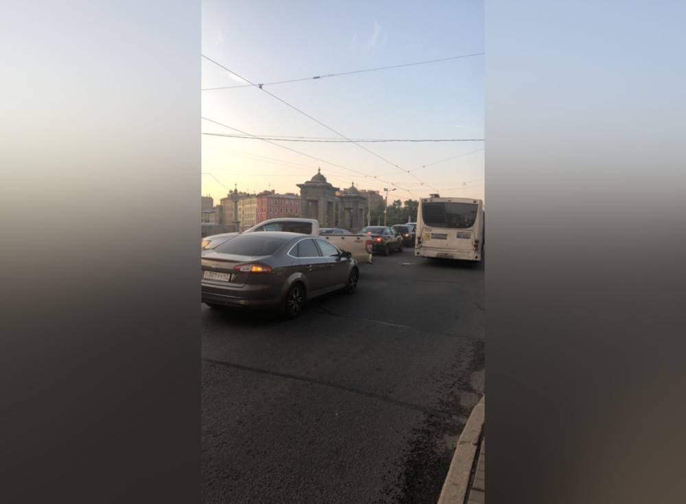 ДТП с автобусом и «пикапом» на углу Фонтанки и Старо-Петергофского затруднило движение