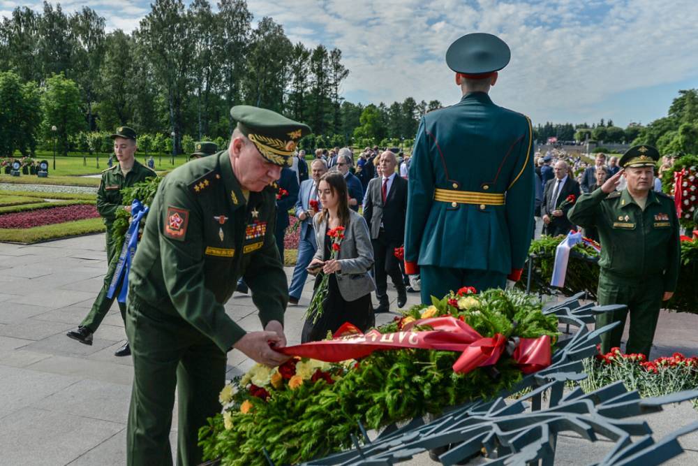 Командующий войсками ЗВО почтил память погибших в годы блокады Ленинграда