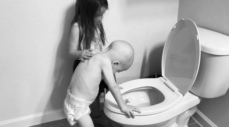 Мать поделилась душераздирающим фото малышки, которая заботится о младшем брате с лейкемией