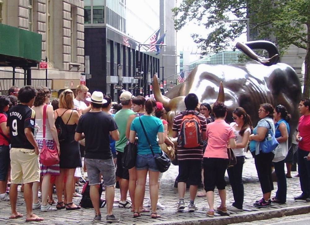 Вандал из Нью-Йорка повредил статую «Атакующего быка»
