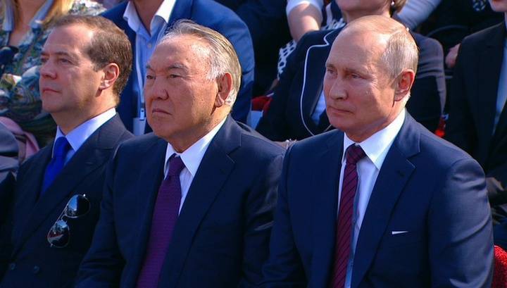 На ВДНХ Путина, Медведева и Назарбаева угостили яблоками