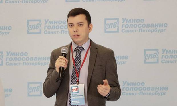 В Петербурге неизвестный облил зеленкой руководителя городского штаба Навального