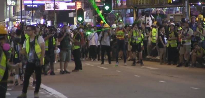 Активисты устроили битву с полицией Гонконга за станцию Prince Edward