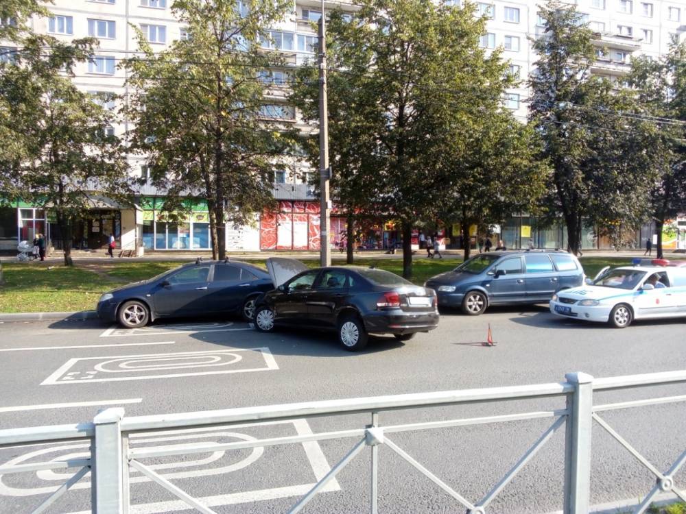 На проспекте Художников в Петербурге Volkswagen влетел в припаркованный Nissan