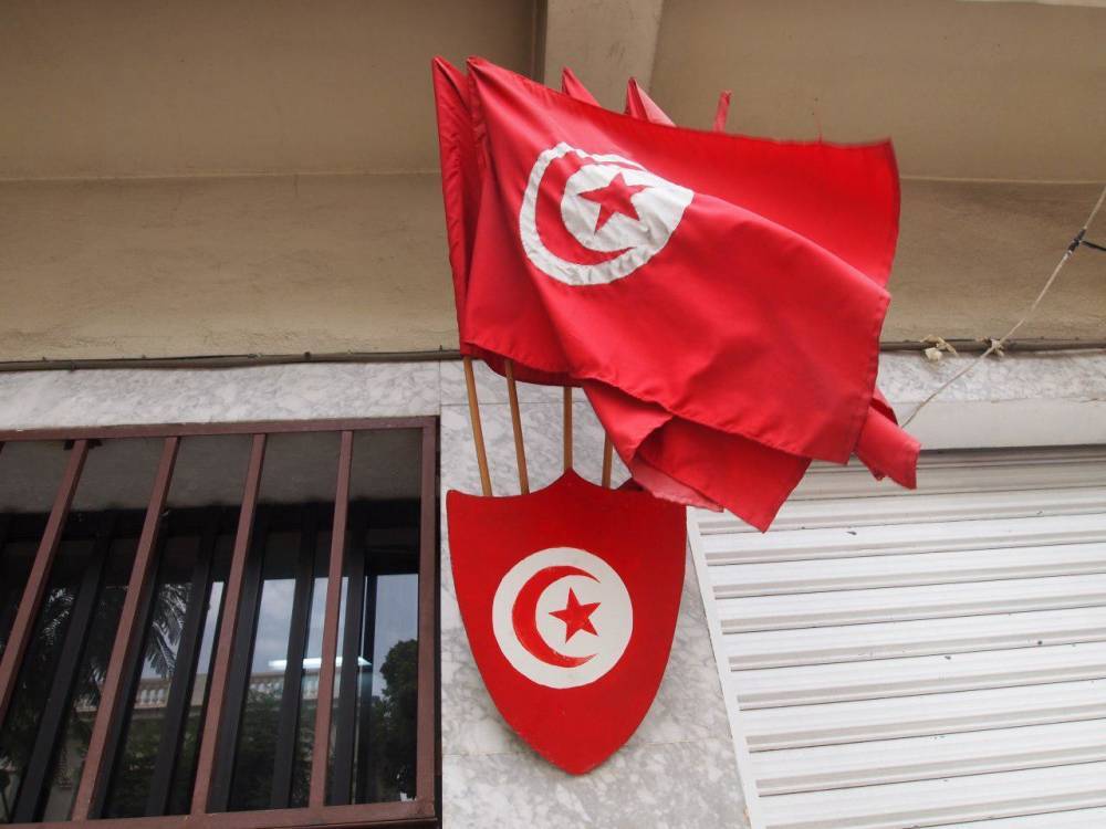 В Тунисе религиозный экстремист с ножом напал на полицейского