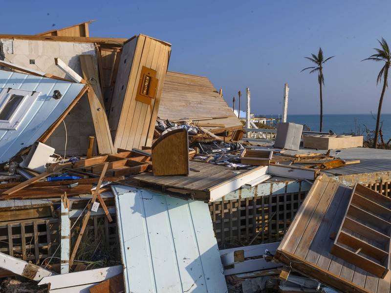 Переживших ураган жителей Багам высадили с парома из-за отсутствия виз США
