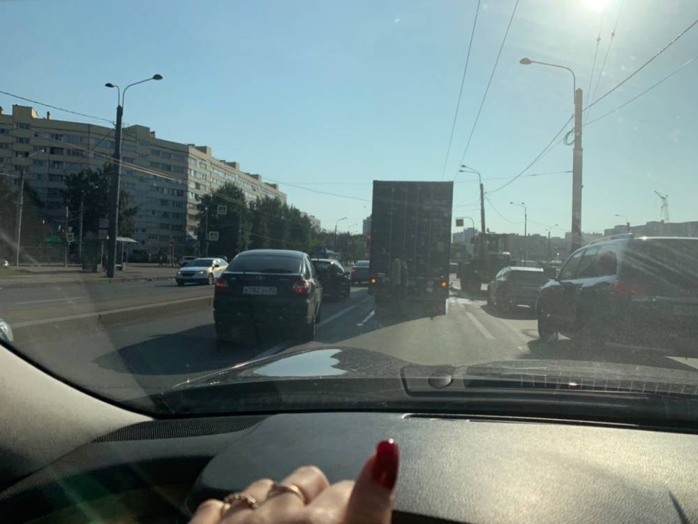 На проспекте Маршала Жукова фура со спущенными колесами создала большую пробку