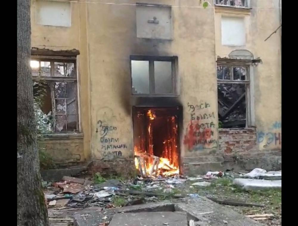 В Тосненском районе горит заброшенная школа на Школьной улице