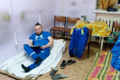 Российским врачам скорой помощи предложили отдыхать на грязных матрасах