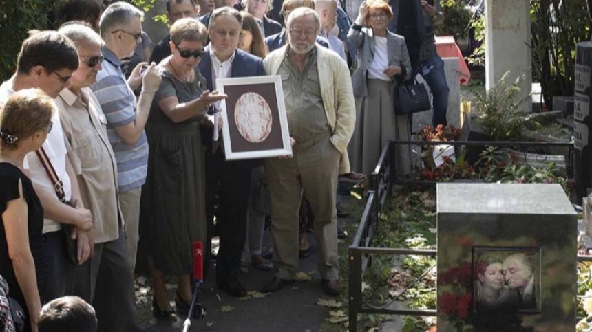 Памятник Владимиру Этушу открыли на Новодевичьем кладбище в Москве — видео
