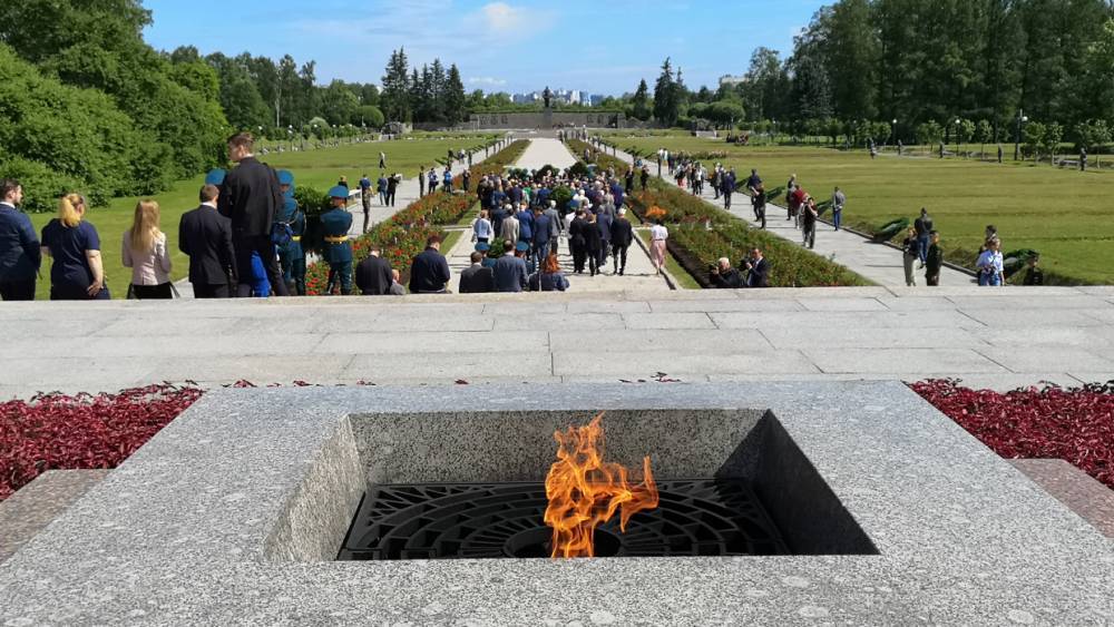 Жители Выборгского района возложили цветы на Пискаревском кладбище