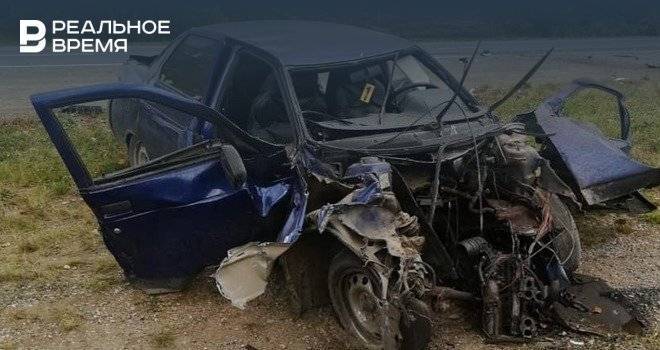 На трассе в Башкирии 17-летний парень за рулем легковушки протаранил грузовик — видео