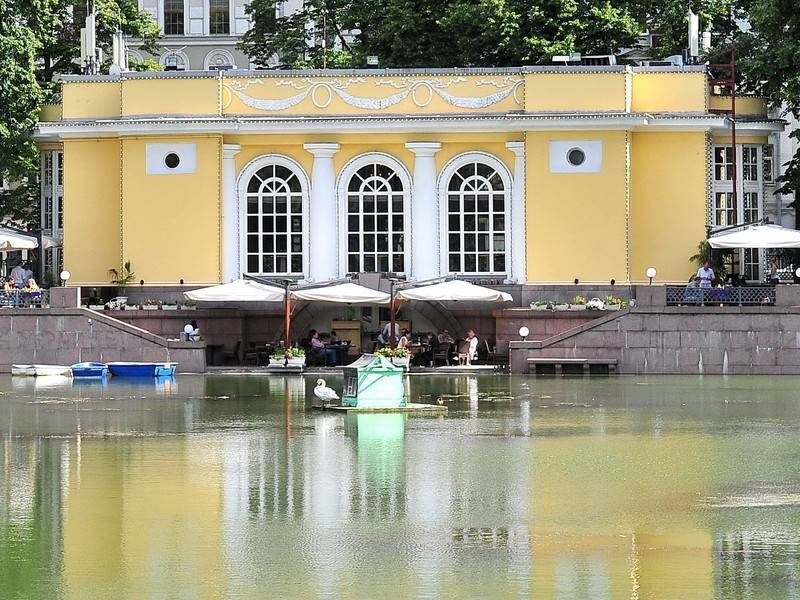 Москвички поплавали на лодке на Патриарших прудах