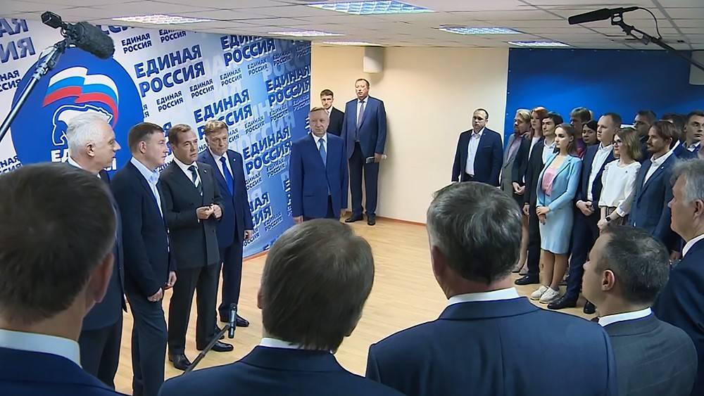 Медведев поздравил Беглова с победой на выборах губернатора Петербурга