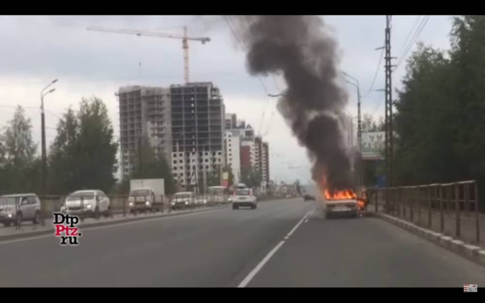 На улице Чапаева на ходу загорелся ВАЗ
