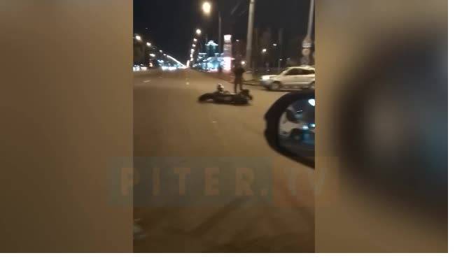 Мотоциклист столкнулся с Hyundai Solaris на северо-востоке Петербурга