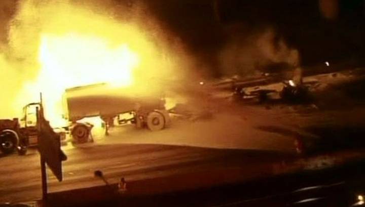 На Украине в армейское колонне взорвался бензовоз