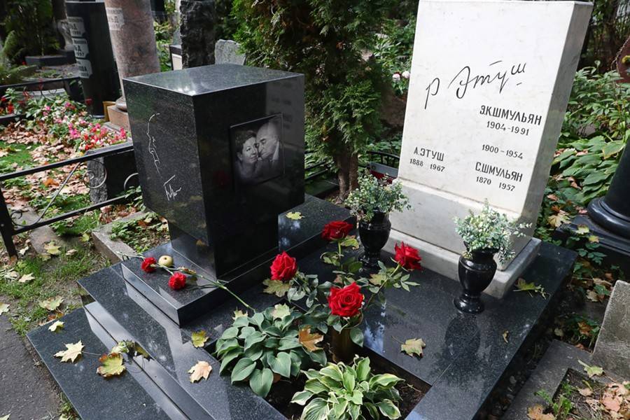 Памятник Владимиру Этушу открыли на Новодевичьем кладбище