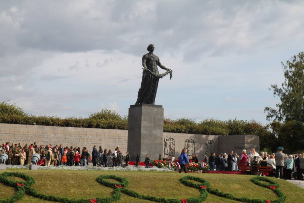 Петербургские таможенники возложили цветы к «Матери-Родине» на Пискаревском кладбище