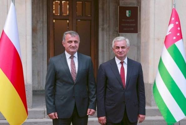 Президент Южной Осетии поздравил Хаджимба с избранием главой Абхазии