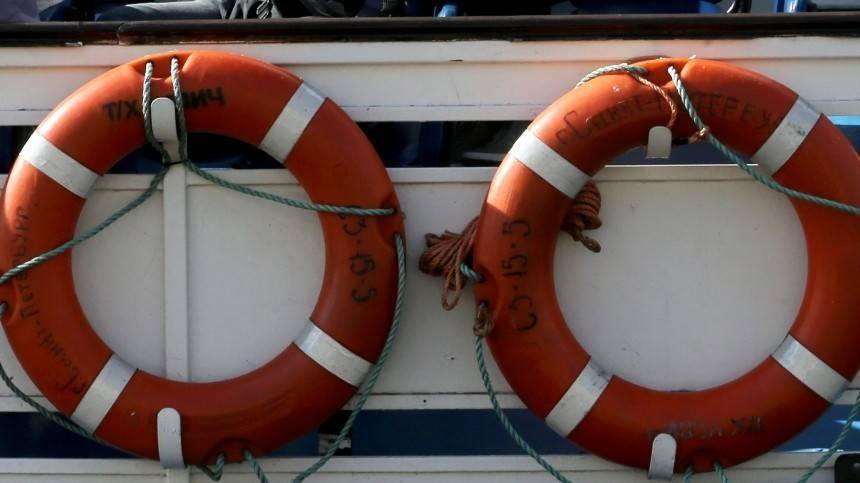 Видео: Приморские моряки спасли дрейфующего на пенопласте рыбака из КНДР