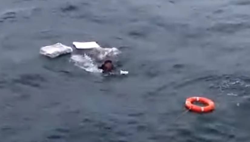 Видео: моряки из РФ спасли дрейфующего на пенопласте иностранца