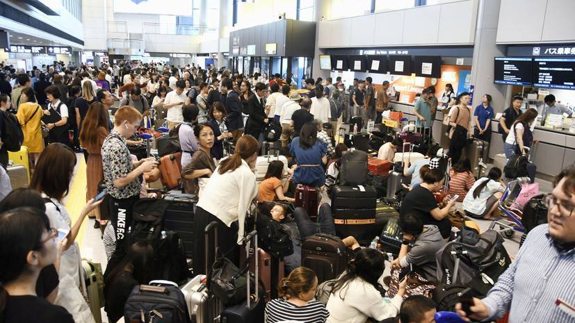 Тысячи людей застряли в аэропорту в Японии из-за тайфуна