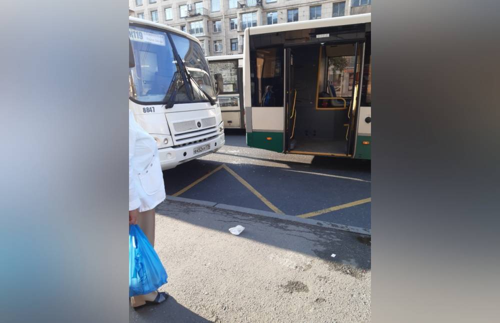 На Ивановской в центре Петербурга на остановке маршрутка влетела в автобус
