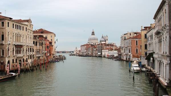 Мэр Венеции предложил ввести запрет на курение на открытом воздухе