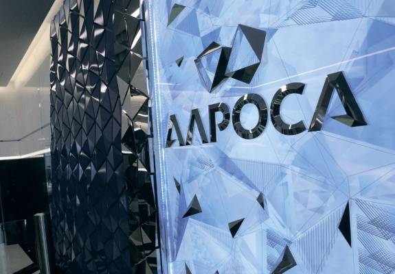 Продажи алмазов российской компании «Алроса» упали в 1,5 раза