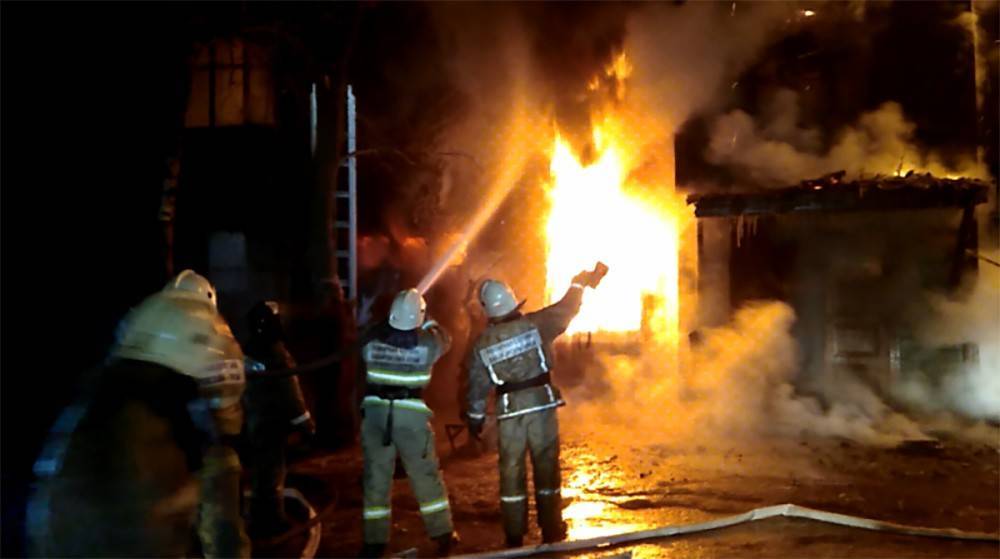 Страшный пожар в сочинском нелегальном отеле попал на видео