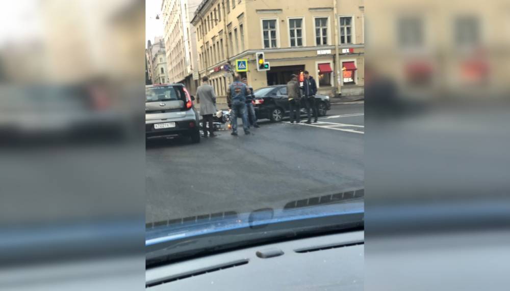 На пересечении Лермонтовского и Рижского мотоциклист столкнулся с каршеринговым авто