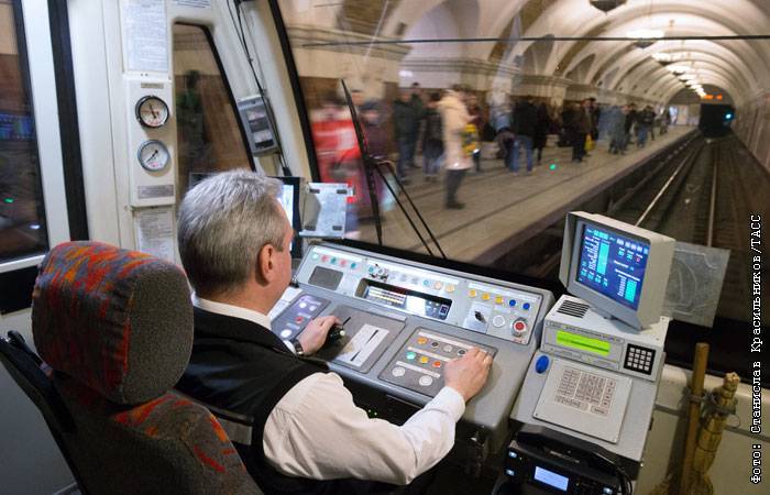 Женщины начнут управлять поездами московского метро с 2021 года