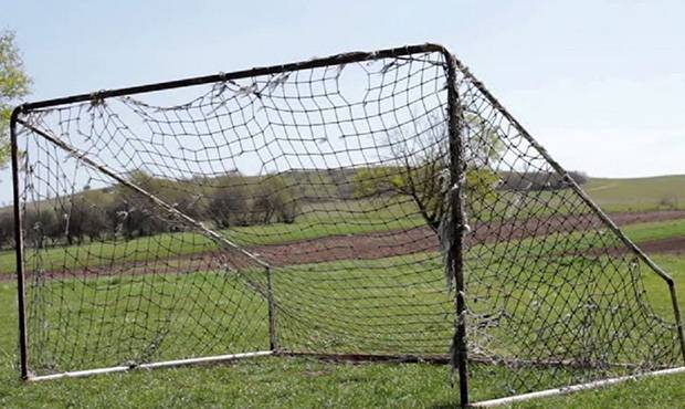 В Свердловской области 14-летнего подростка насмерть придавило футбольными воротами